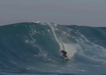Brasileira quebra recorde de maior onda surfada por uma mulher no país