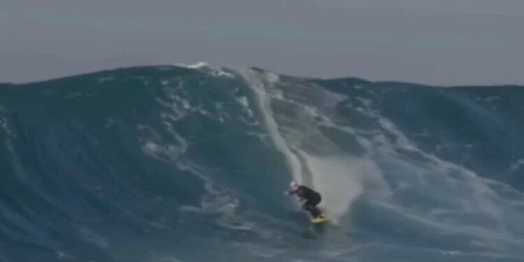 Brasileira quebra recorde de maior onda surfada por uma mulher no país