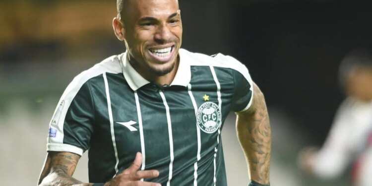 Brasileirão: em jogo de cinco gols, Coritiba vence Bahia de virada
