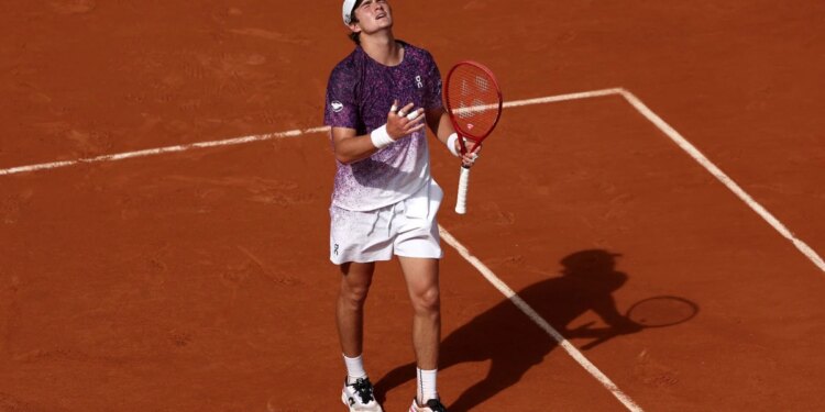 Web vai ao delírio com vitória de João Fonseca sobre Djokovic; veja