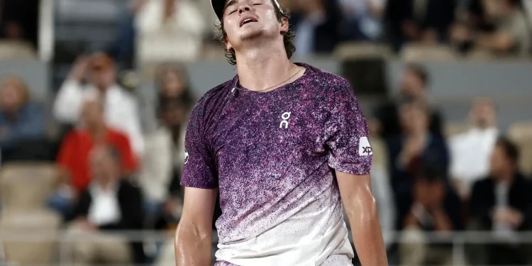 João Fonseca luta, mas dá adeus a Roland Garros após revés para Mensik